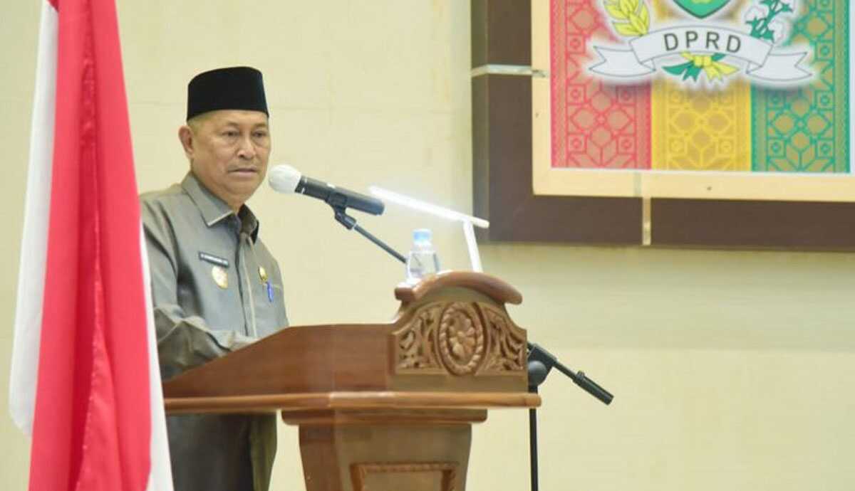Wakil Bupati Inhil H. Syamsuddin Uti menghadiri sekaligus menyampaikan Pidato Penjelasan Umum Bupati tentang Rancangan Kebijakan Umum APBD (KUA) dan Rancangan Prioritas Plafon Anggaran Sementara (PPAS) TA 2024 pada Rapat Paripurna Ke-10 Masa Persidangan II Tahun Sidang 2023 DPRD Inhil Gedung DPRD Jl.Subrantas, Senin (7/8/2023). (Dok Bagian Prokopim Setda Inhil)