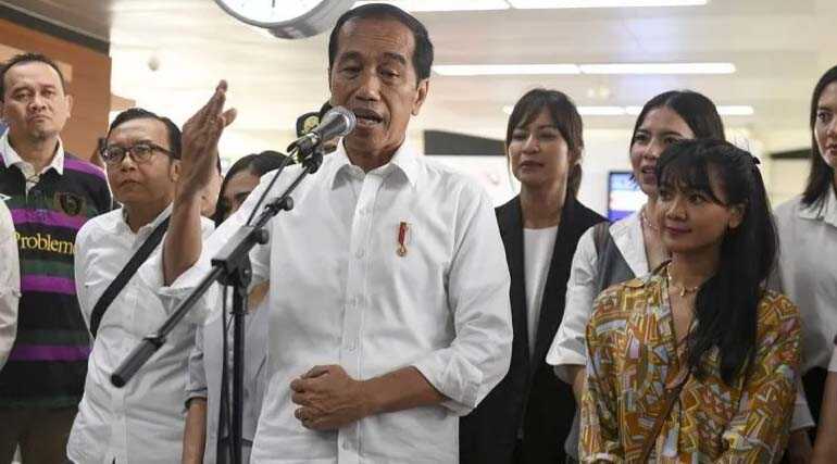 Presiden Joko Widodo memberikan keterangan pers usai menaiki LRT Jabodebek di Stasiun Dukuh Atas, Jakarta, Kamis (10/8/2023). (Antara Foto via siberindo.co)