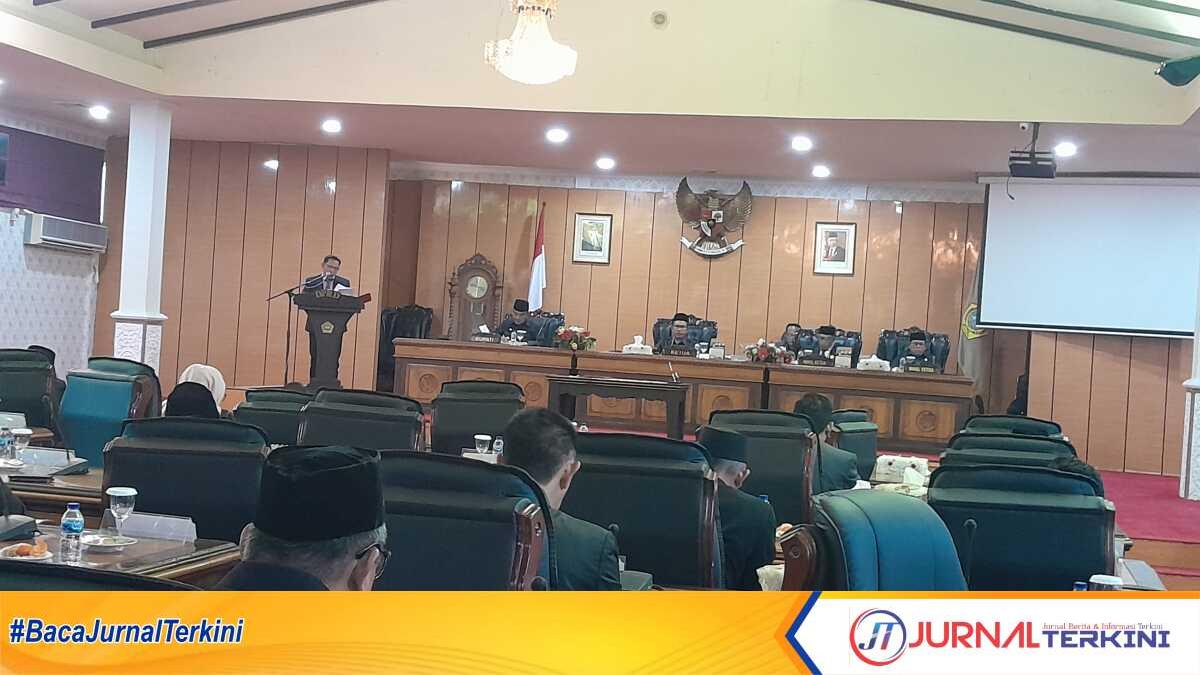 APBD-P Karimun 2023 1 Juru Bicara Badan Anggaran DPRD Karimun Sulfanow Putra melaporkan hasil pembahasan Rancangan Peraturan Daerah tentang Perubahan APBD 2023 dalam rapat paripurna di Gedung DPRD Karimun, Jumat (23/9/2023). (JurnalTerkini.id/rusdi)