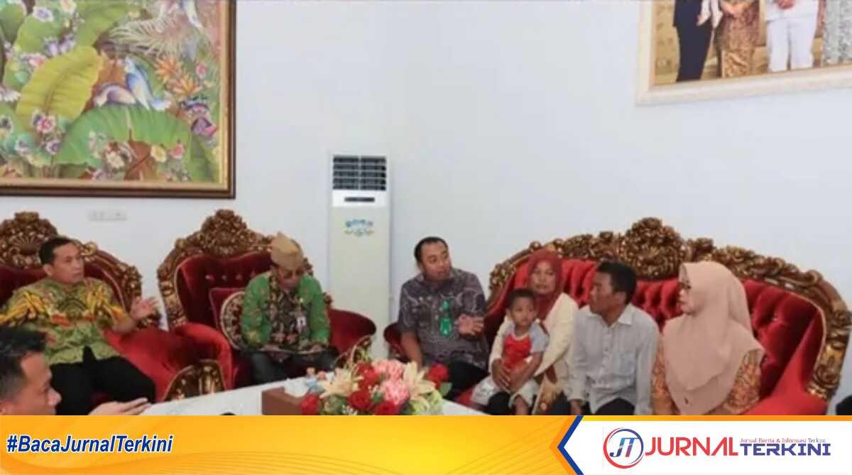 BPJS Ketenagakerjaan Lubuklinggau 1 Wali Kota Lubuklinggau, H SN Prana Putra Sohe menyerahkan secara simbolis santunan kepada penerima manfaat BPJS Ketenagakerjaan dari kalangan pegawai non-ASN di lingkungan Pemerintah Kota (Pemkot) Lubuklinggau, Jumat (15/9/2023). (Dokumentasi pribadi)