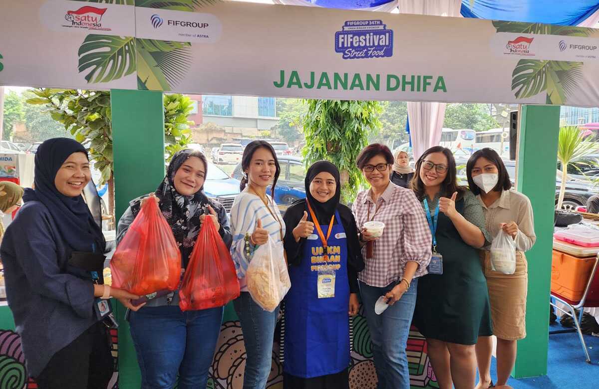 FIFestival Pengunjung FIFestival 2023 yang menujukkan keceriaannya setelah memborong sejumlah produk salah satu pemilik UMKM binaan FIFGROUP dengan produk Jajanan Dhifa, yakni Febri Astuti. (FIFGROUP)