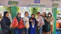 FIFestival Pengunjung FIFestival 2023 yang menujukkan keceriaannya setelah memborong sejumlah produk salah satu pemilik UMKM binaan FIFGROUP dengan produk Jajanan Dhifa, yakni Febri Astuti. (FIFGROUP)