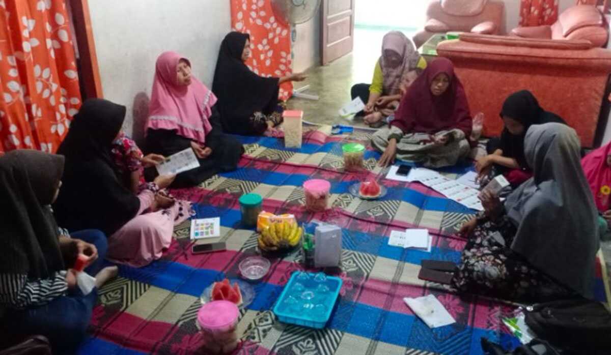 Fatmawati founder bintan islamic Fatmawati Founder Bintan Islamic Parenting (BIP) yang juga Ketua Komunitas Peduli Kampung Sendiri (KPKS) bersama Yuni Anisa mengedukasi emak-emak di Bintan dari rumah untuk menggunakan aplikasi google family link guna mengontrol aktifitas penggunaan gawai pada anak, Minggu (10/9/2023). (kepri.siberindo.co)