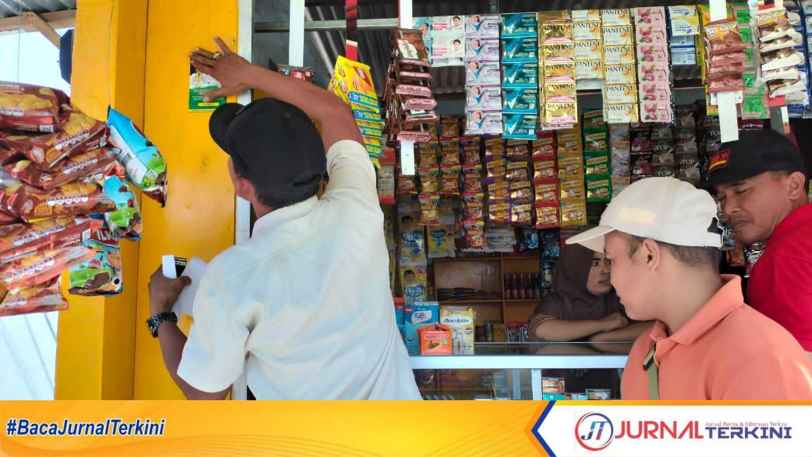 Tim Satpol PP dan Damkar sedang melakukan sosialisasi pada pemilik toko di Pamekasan (Dok. Fiki)