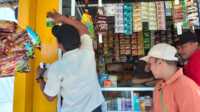 Tim Satpol PP dan Damkar sedang melakukan sosialisasi pada pemilik toko di Pamekasan (Dok. Fiki)