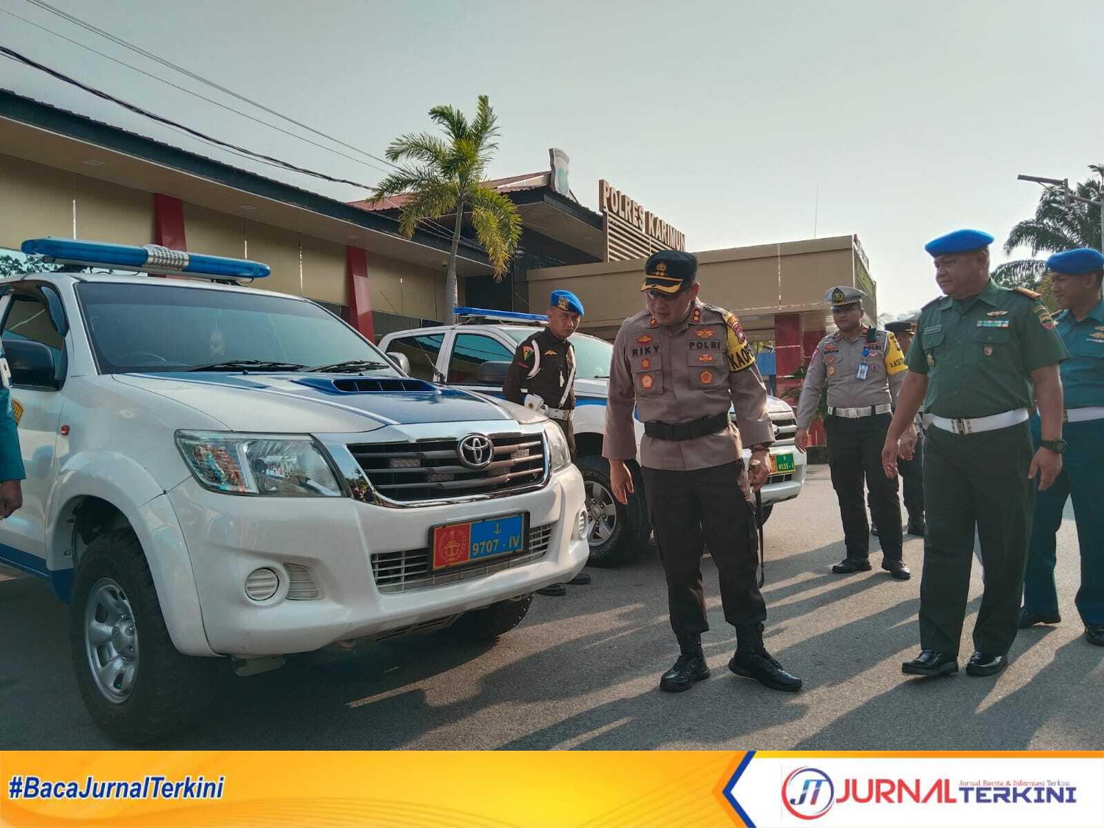 Kapolres Karimun AKBP Riky W Muharram mengecek kendaraan yang akan digunakan dalam Operasi Zebra Seligi 2023 dalam apel di Mapolres Karimun, Senin (4/9/2023). (JurnalTerkini.id/yogi)
