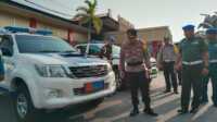 Kapolres Karimun AKBP Riky W Muharram mengecek kendaraan yang akan digunakan dalam Operasi Zebra Seligi 2023 dalam apel di Mapolres Karimun, Senin (4/9/2023). (JurnalTerkini.id/yogi)