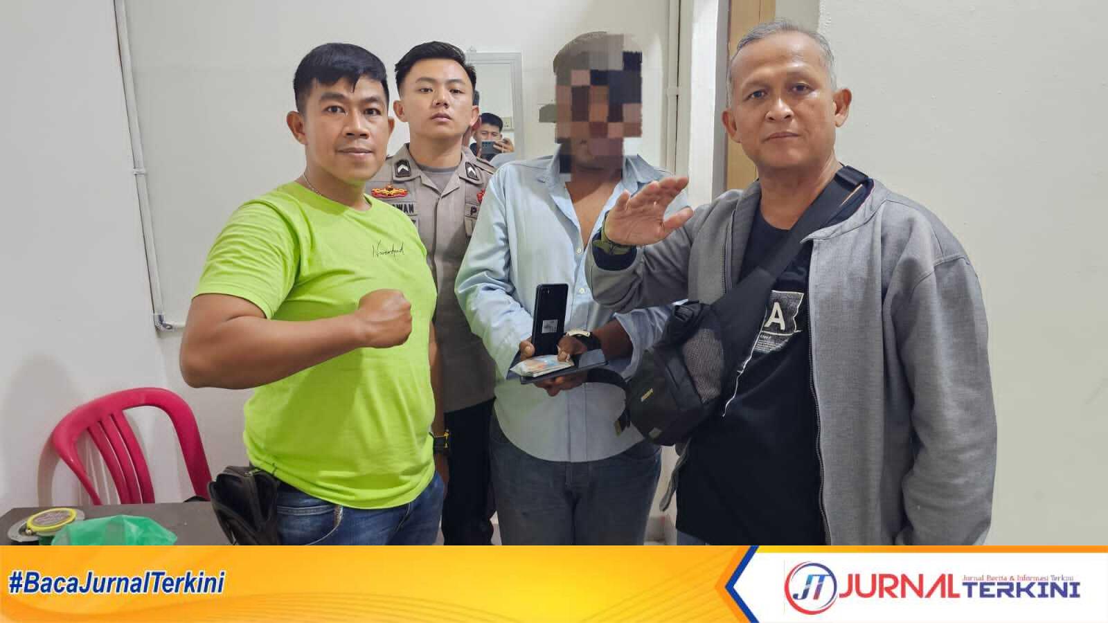 NI (tengah), tersangka kasus pencurian di salah satu rumah di Jalan Pramuka, Kelurahan Tanjungbatu Kota, Kecamatan Kundur pada 31 Agustus 2023 lalu, setelah diamankan polisi. (Dok Pribadi)