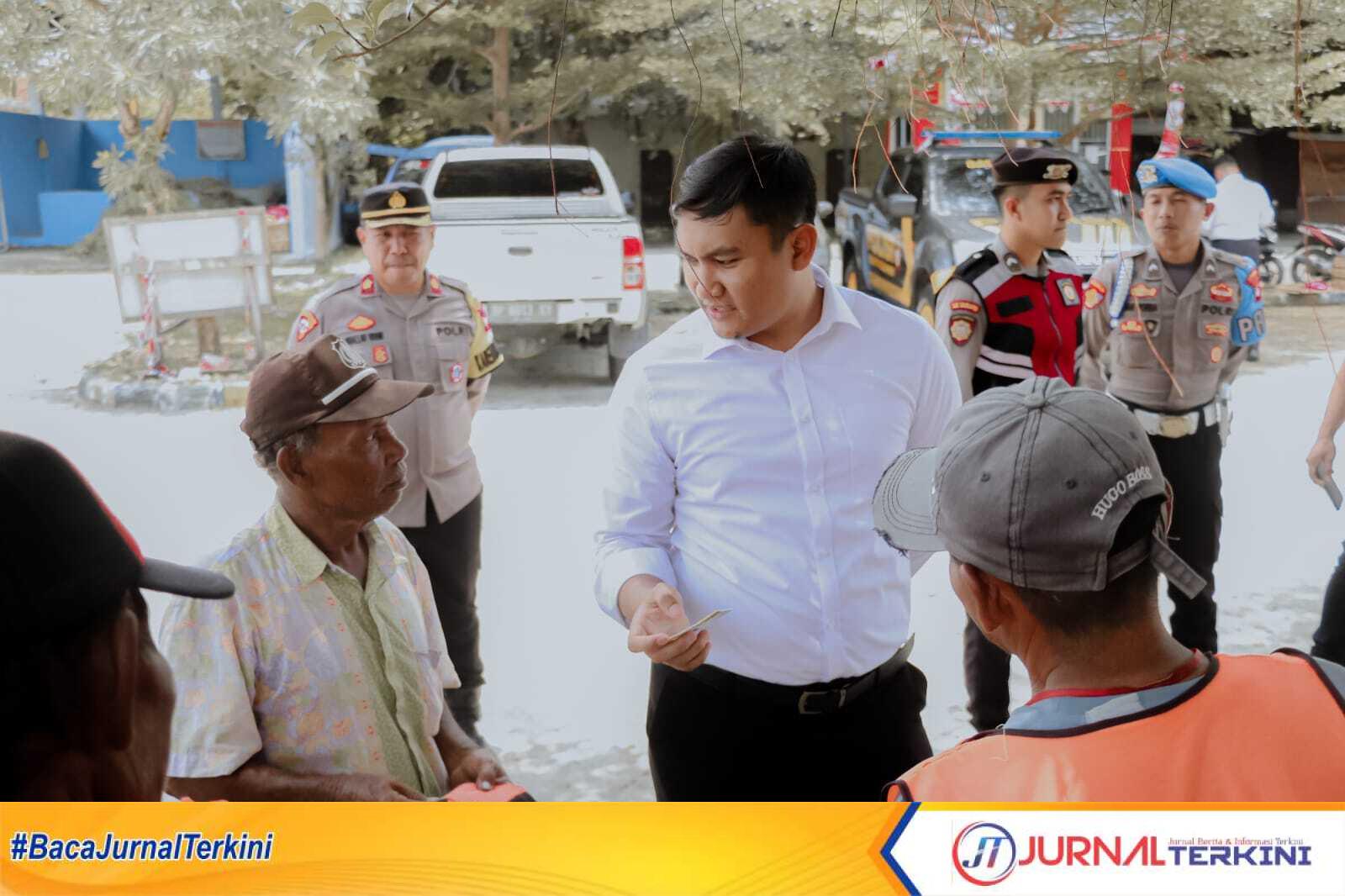 Kasatreskrim Polres Karimun, AKP Gidion Karo Sekali memeriksa identitas seperti ID Card juru parkir di Pasar Puan Maimun, Selasa (26/9/2023). (JurnalTerkini.id/Yogi)