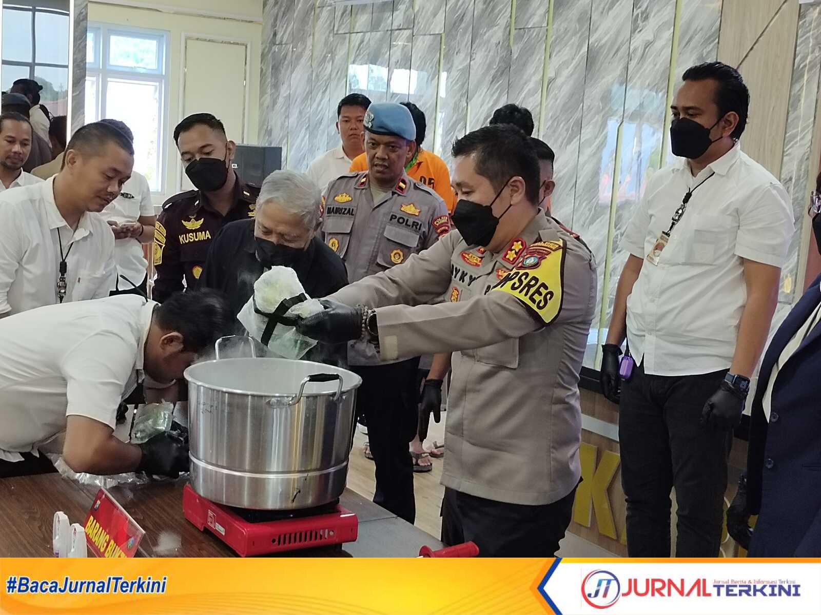 IMG_20230912_100146 Kapolres Karimun AKBP Ryky W Muharram merebus sabu-sabu dengan cara direbus dalam pemusnahan barang bukti di Mapolres Karimun, Selasa (12/9/2023). (JurnalTerkini.id/yogi)