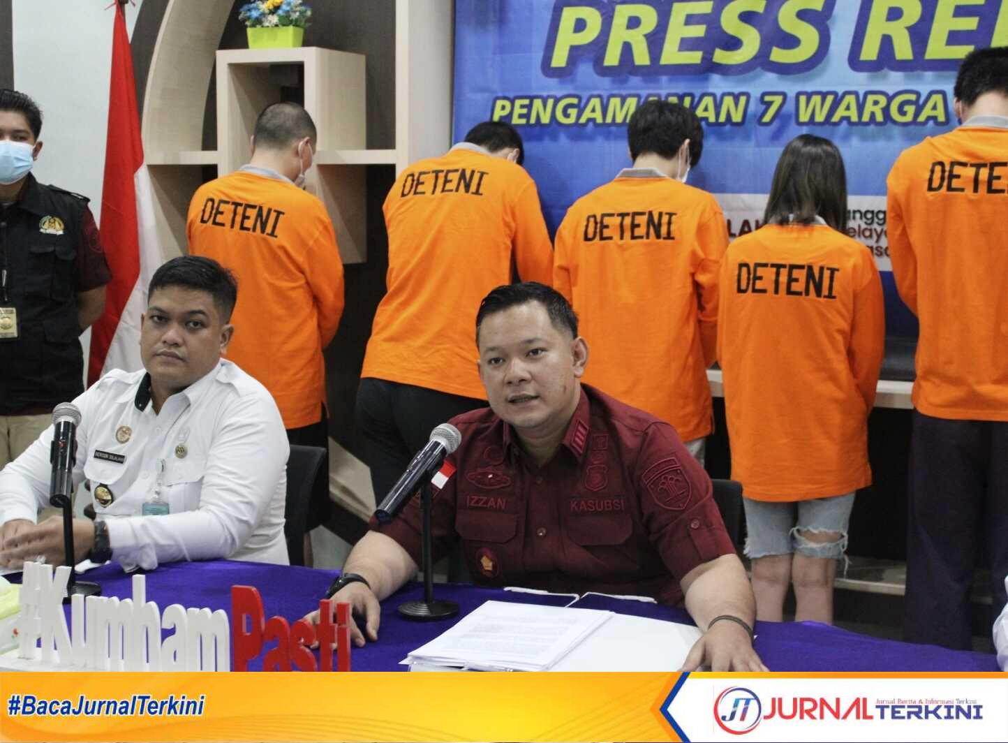 IMG_20230913_212834 Kepala Sub Seksi Intelijen Keimigrasian Kanim Kelas II TPI Tanjungbalai Karimun Ikhwan Izzan memberikan keterangan pers terkait penangkapan WNA asal Tiongkok yang tidak mengantongi dokumen keimigrasian, Rabu (13/9/2023). (JurnalTerkini.id/yogi)