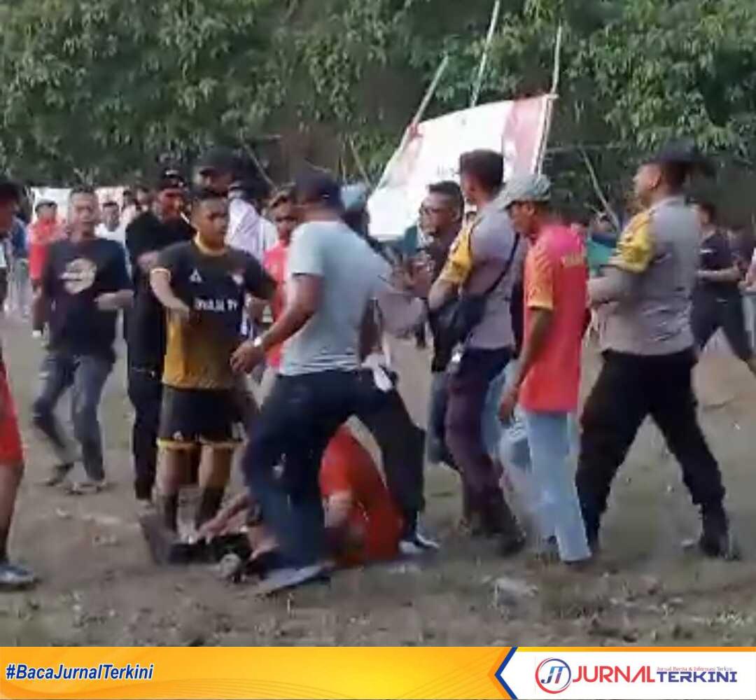 Pertandingan sepak bola antar kampung (tarkam) pada turnamen Kandis Cup 2023 di Kecamatan Buru, Kabupaten Karimun, Kepulauan Riau berujung kericuhan, Selasa (26/9/2023). (tangkapan layar)