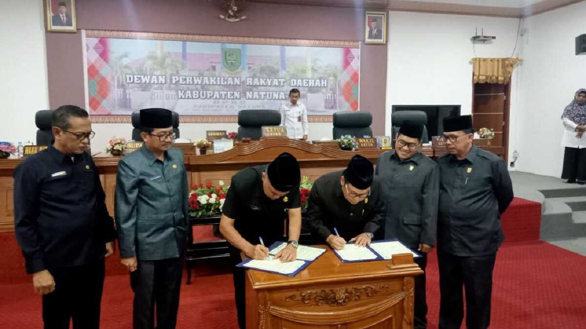 Bupati Natuna bersama Ketua DPRD Natuna menandatangani Nota Kesepakatan Persetujuan Bersama KUA PPAS Perubahan Anggaran Pendapatan dan Belanja Daerah Kabupaten Natuna Tahun Anggaran 2023 di Kantor DPRD Natuna, Rabu (6/9/2023). (Dokumentasi Pribadi)