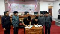KUA-PPAS APBD Perubahan Natuna 2023-1 Bupati Natuna bersama Ketua DPRD Natuna menandatangani Nota Kesepakatan Persetujuan Bersama KUA PPAS Perubahan Anggaran Pendapatan dan Belanja Daerah Kabupaten Natuna Tahun Anggaran 2023 di Kantor DPRD Natuna, Rabu (6/9/2023). (Dokumentasi Pribadi)