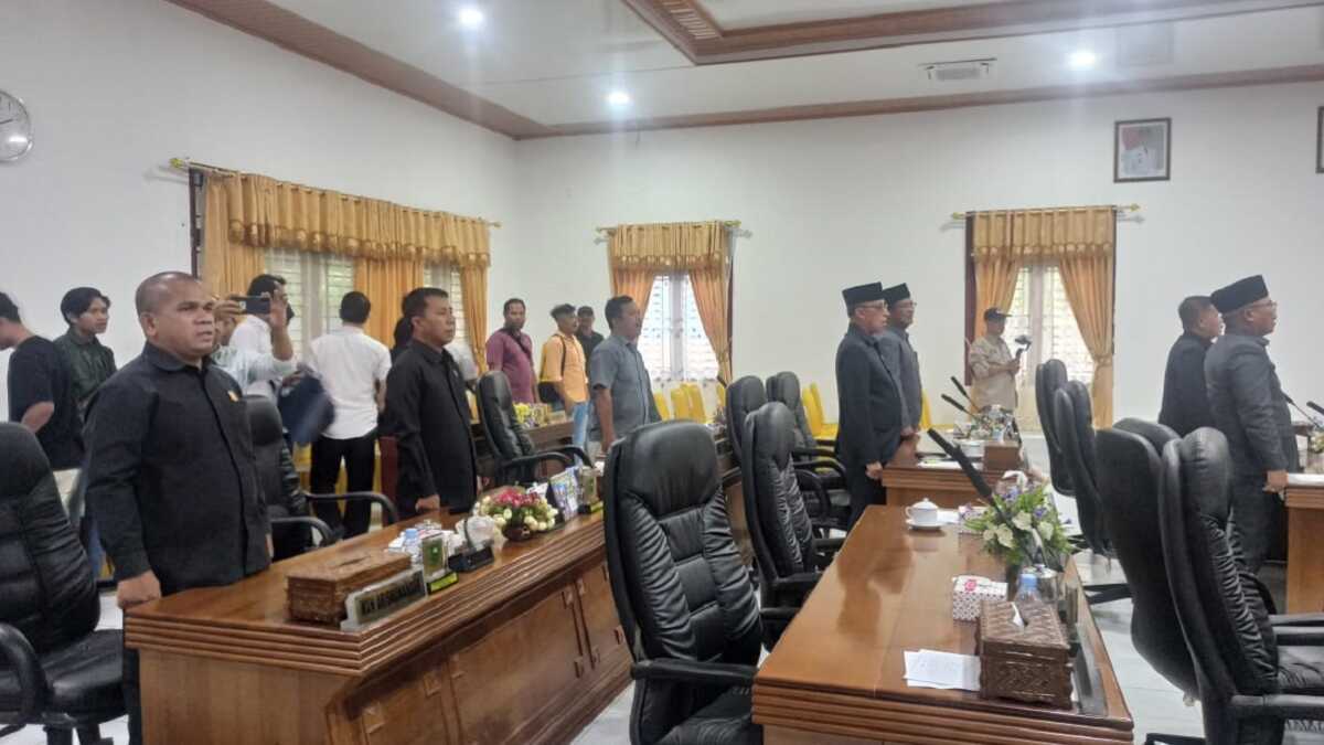 Anggota DPRD Natuna yang hadir pada acara Nota Kesepakatan Persetujuan Bersama KUA PPAS Perubahan Anggaran Pendapatan dan Belanja Daerah Kabupaten Natuna Tahun Anggaran 2023 di Kantor DPRD Natuna. (Dokumentasi pribadi)