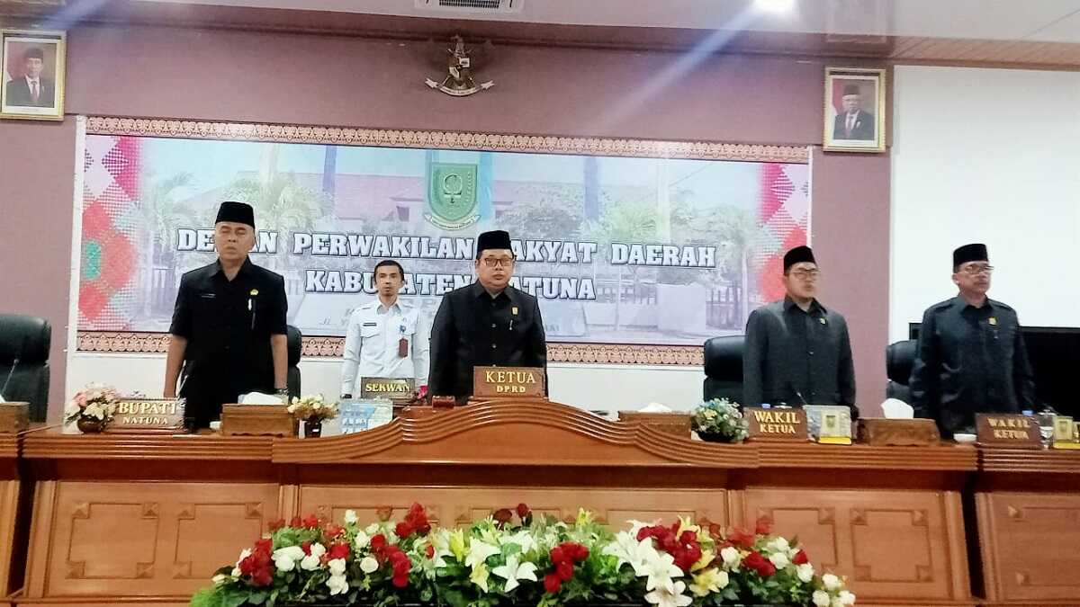 Bupati Natuna dan Pimpinan DPRD Natuna saat menyanyikan Lagu Indonesia Raya. (Dokumentasi Pribadi)
