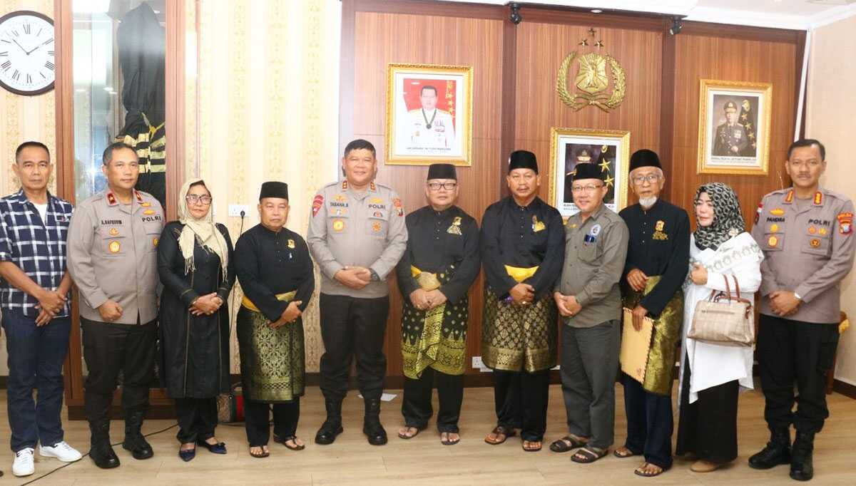 LAM Kepri Kapolda Kepri Irjen Pol Tabana Bangun (5 kiri) berfoto bersama pengurus LAM Keprii usai audiensi di Mapolda Kepri, Batam, Selasa (12/9/2023). (Dok Humas Polda Kepri)