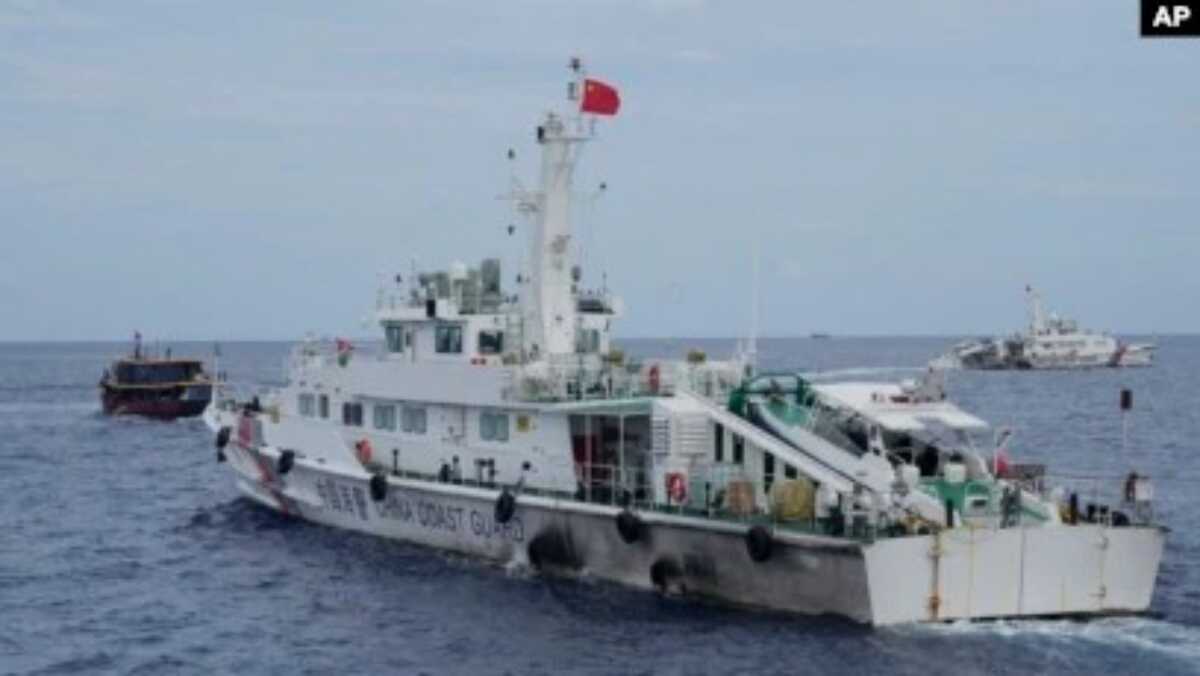 Laut Tiongkok Selatan Sebuah kapal penjaga pantai Tiongkok mencoba menghalangi jalan kapal pemasok Filipina, kiri, saat kapal tersebut menuju Scarborough Shoal, yang secara lokal dikenal sebagai Ayungin Shoal, di Laut Tiongkok Selatan yang disengketakan (foto: dok VOA).