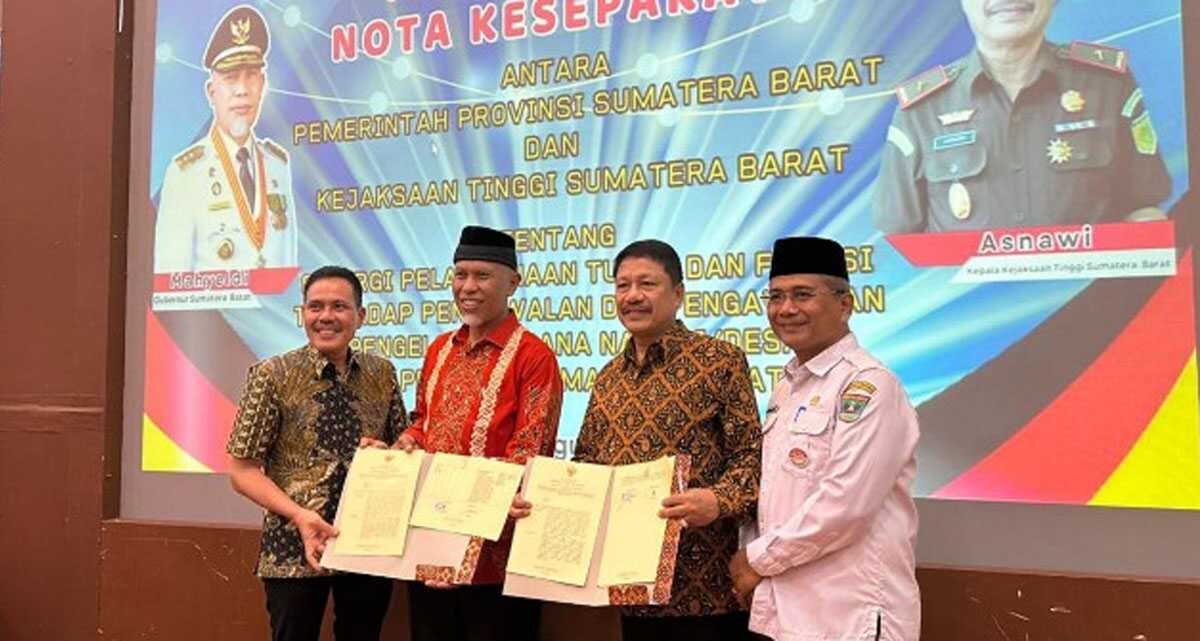Penandatanganan Nota Kesepakatan antara Pemprov Sumbar dengan Kejati Sumbar tentang Pelaksanaan Tugas dan Fungsi terhadap Pengawalan dan Pengawasan Pengelolaan Dana Nagari/Desa di ballroom Hotel Truntum, Padang, Rabu (30/08/2023). (sumbar.siberindo.co)