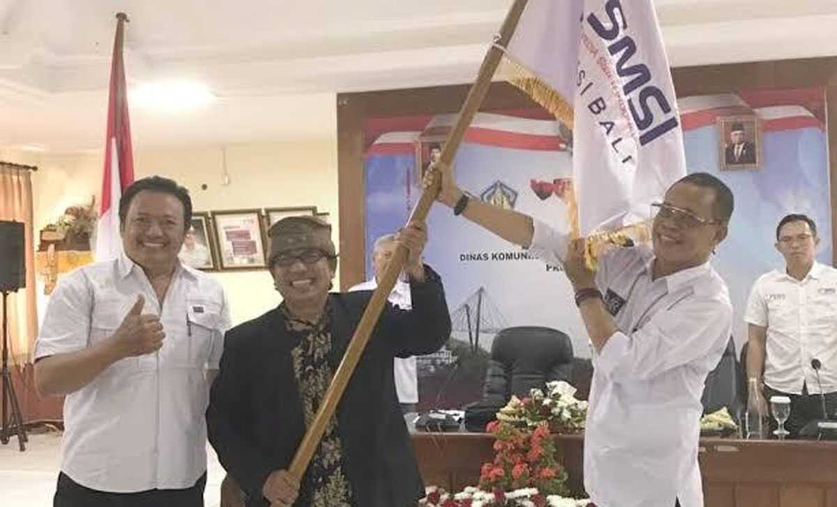 Gubernur Bali Wayan Koster menyerahkan pataka usai membuka Musyawarah Provinsi (Musprov) I Serikat Media Siber Indonesia (SMSI) Provinsi Bali di Kantor Diskominfos Bali, Jumat (25/8/2023). (siberindo.co)