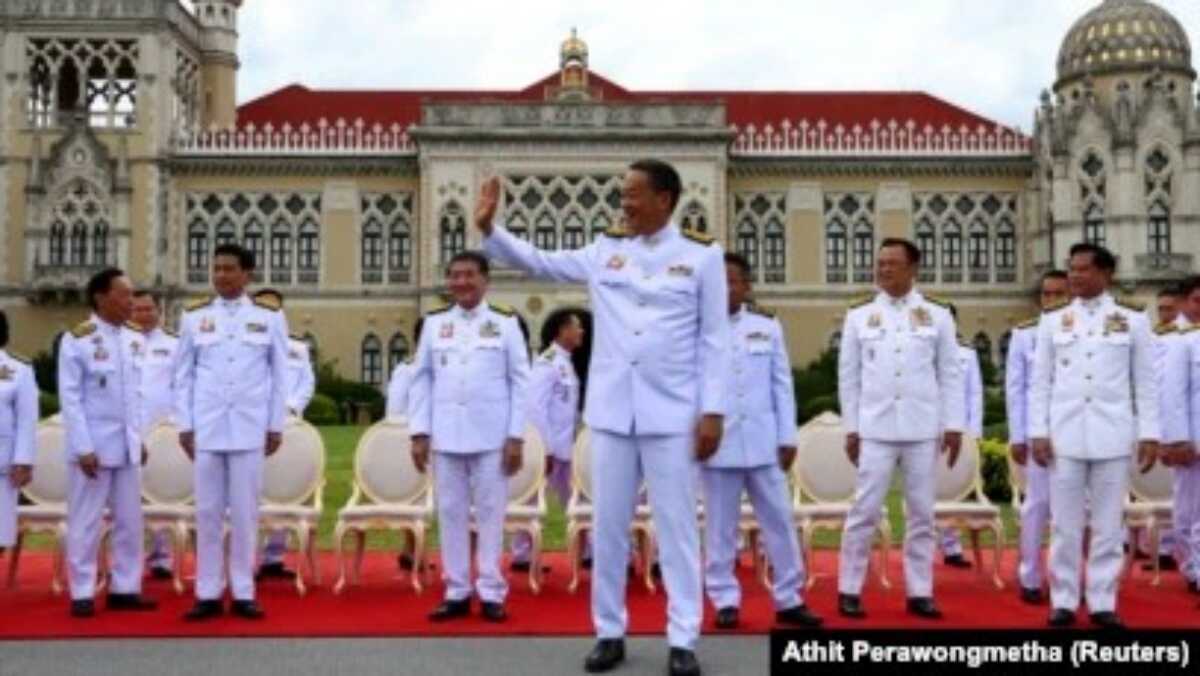 PM Thailand dilantik Perdana Menteri Thailand Srettha Thavisin dan anggota kabinetnya berfoto bersama di gedung pemerintah setelah upacara audiensi kerajaan untuk mengucapkan sumpah setia di Bangkok, Thailand, 5 September 2023. (Foto: REUTERS/Athit Perawongmetha)