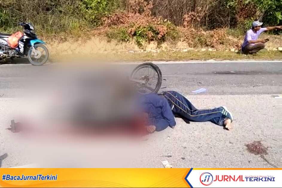 Picsart_23-09-15_11-36-10-692 Pengendara sepeda motor tewas di tempat usai tabrakan dengan truk molen di jalan raya Sememal Pasir Panjang, Kecamatan Meral Barat, Kabupaten Karimun, Kepulauan Riau, Jumat (15/9/2023) pagi. (tangkapan layar)