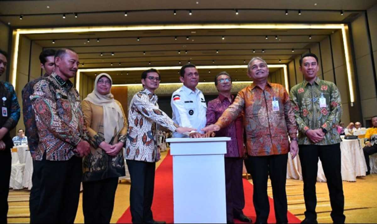 SP2D Online Gubernur Kepri Ansar Ahmad bersama Kepala BPKP, dan Bank Riau Kepri Syariah menandatangani perjanjian kerja sama di Batam, Kamis (10/8). (Foto: Kominfo Kepri).