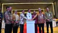 SP2D Online Gubernur Kepri Ansar Ahmad bersama Kepala BPKP, dan Bank Riau Kepri Syariah menandatangani perjanjian kerja sama di Batam, Kamis (10/8). (Foto: Kominfo Kepri).