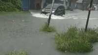 banjir di pelipit karimun Sebuah mobil melintas di Jl Pelipit yang terendam air akibat hujan deras mengguyur, Rabu (6/9/2023). (tangkapan layar)