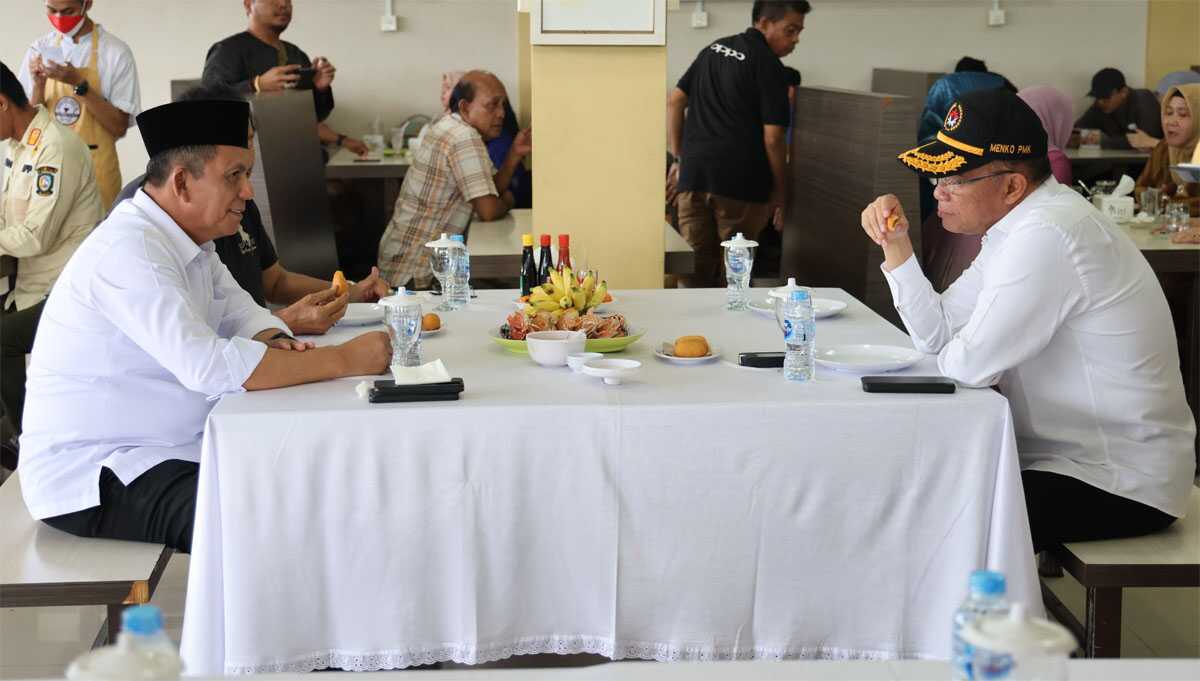 Menteri Koordinator Bidang Pembangunan Manusia dan Kebudayaan (Menko PMK) Muhadjir Effendy coffer morning atau ngopi pagi bersama Gubernur Kepulauan Riau Ansar Ahmad di Kedai Kopi Batu 10, Jumat (22/9/2023). (Diskominfo Kepri)