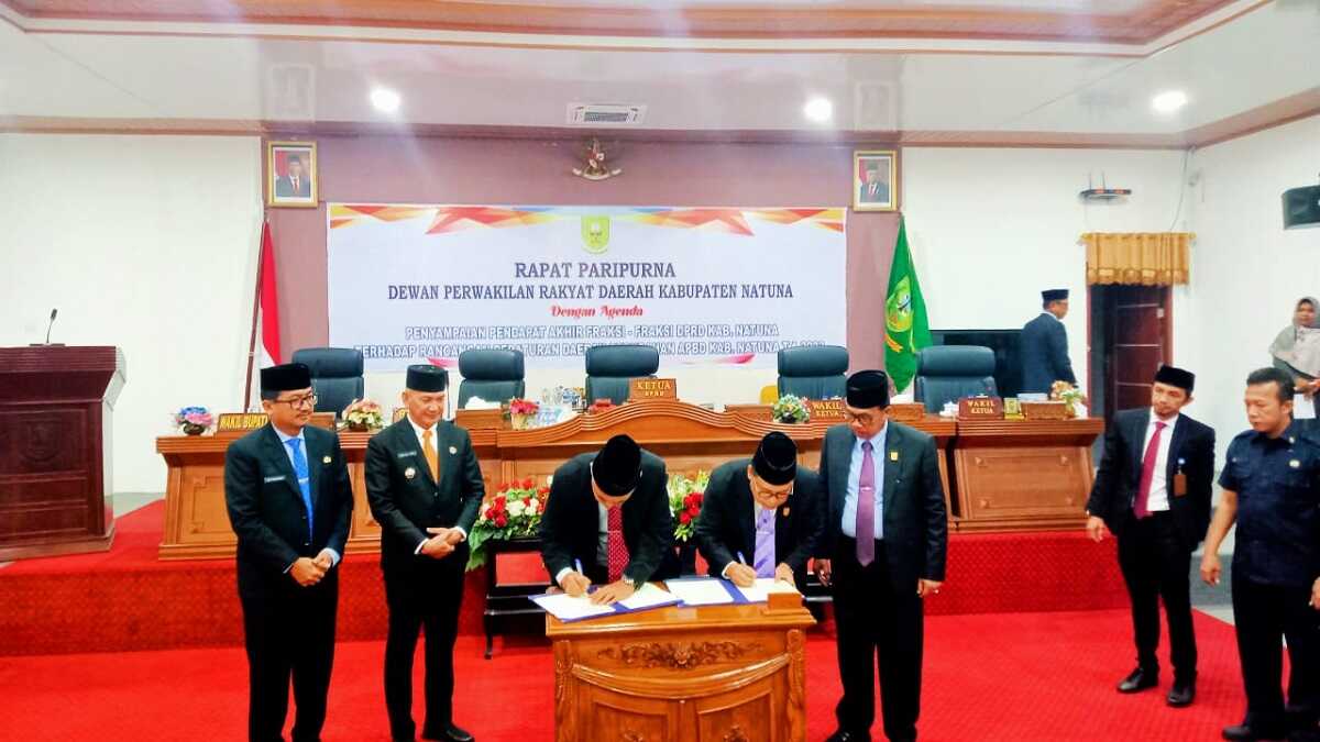 Penandatanganan berita acara pengesahan rancangan peraturan APBD-P menjadi Perda APBD-P Kabupaten Natuna tahun anggaran 2023. (Dokumentasi pribadi)
