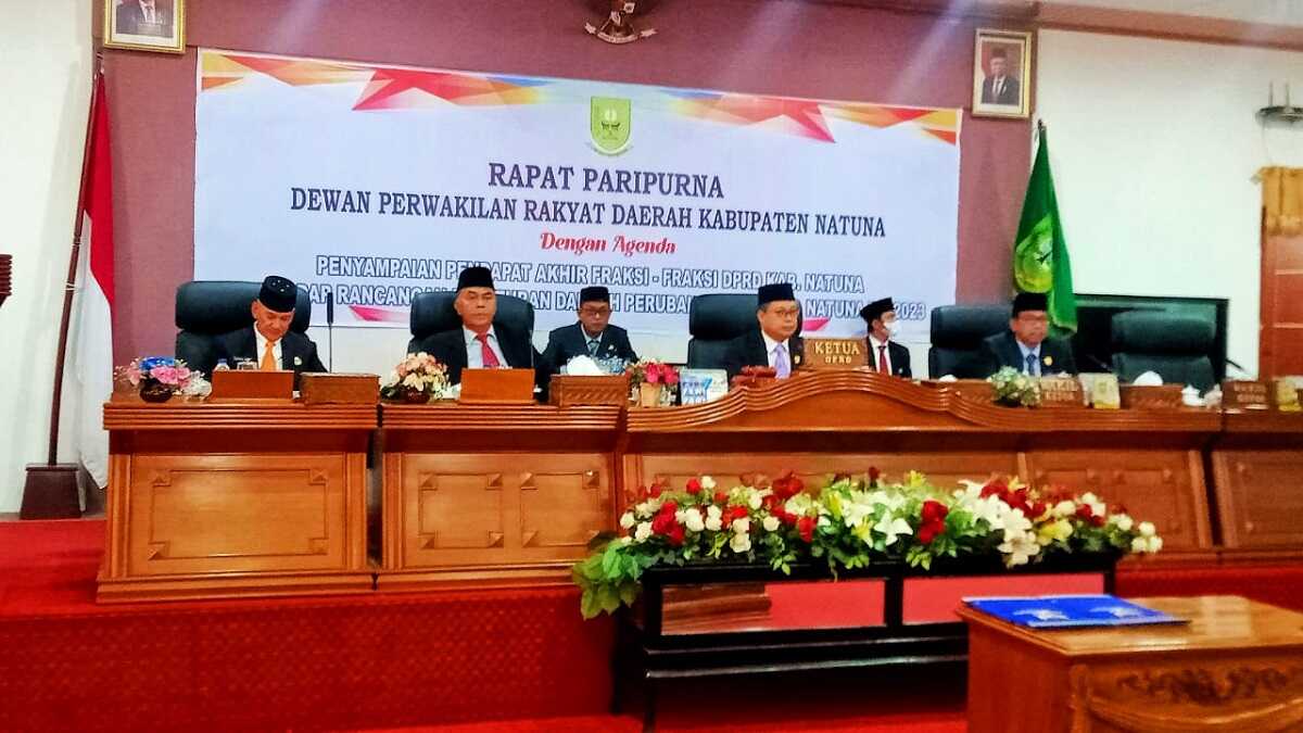 apbd-p natuna 2023 Ketua DPRD Natuna Daeng Amhar dan Bupati Natuna Wan Siswandi saat menghadiri sidang paripurna dengan agenda Penyampaian Pandangan Akhir Fraksi-Fraksi terhadap rancangan Perubahan Anggaran Pendapatan dan Belanja Daerah (APBD-P) Kabupaten Natuna tahun anggaran 202 di ruang rapat paripurna DPRD Natuna, Kamis (21/09/2023). (Dokumentasi pribadi)