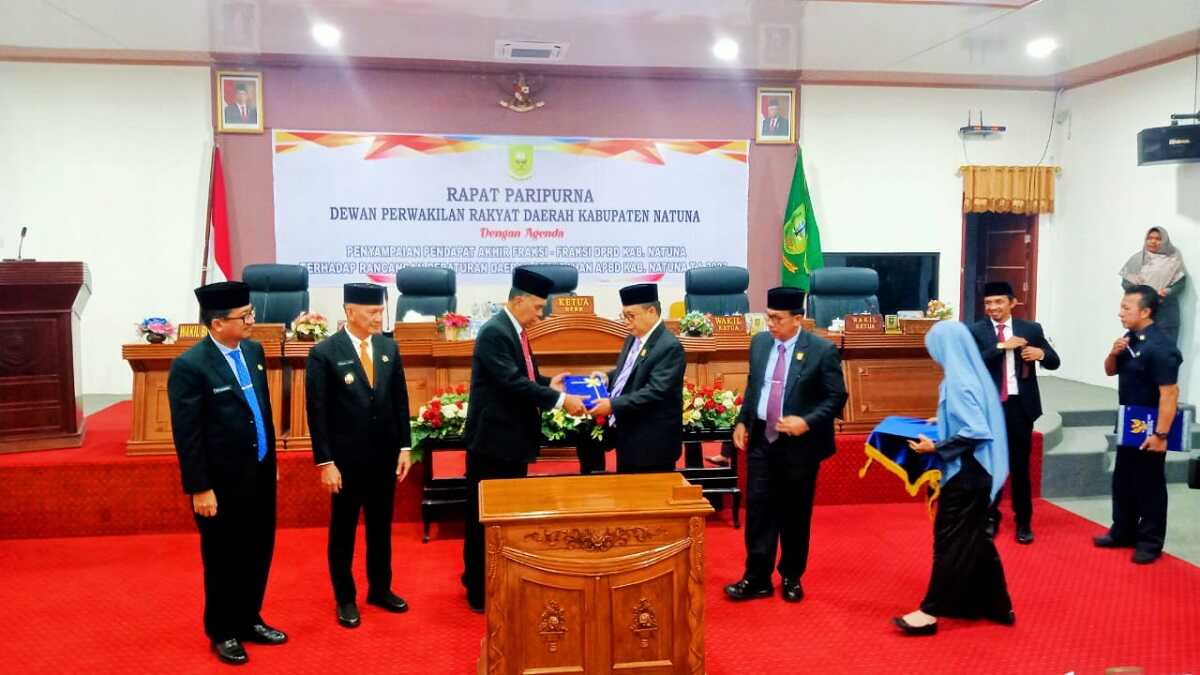 Penyerahan dokumen oleh Daeng Amhar kepada Wan Siswandi. (Dokumentasi pribadi)