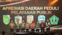 apresiasi kompas tv, bupati inhil raih penghargaan Bupati Inhil H.M Wardan (2 kiri) menerima penghargaan kategori "Apresiasi daerah peduli pelayanan publik" pada malam apresiasi Kompas TV dalam HUT ke-12 di Jakarta, Senin (11/9/2023) malam. (Bagian Prokopim Setdaka =b Inhil)