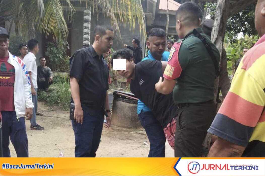 Tersangka pelaku pembacokan di Bukit Tembak, Kecamatan Meral, Kabupaten Karimun setelah diamankan warga, Rabu (6/9/2023). (Tangkapan layar)