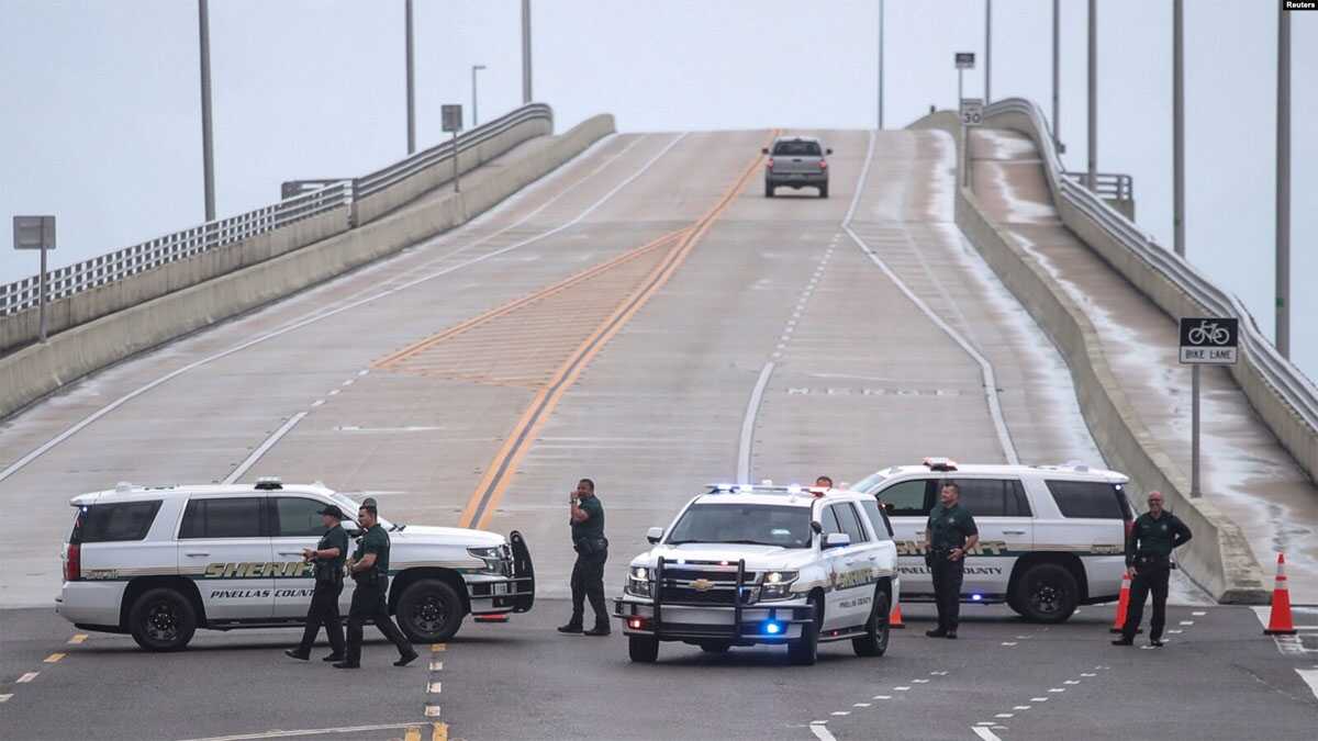 badai idalia di florida Polisi memblokir pintu masuk pantai di Belleair Causeway di tengah hujan dan hembusan angin akibat Badai Idalia di Clearwater, Florida, AS, 30 Agustus 2023. (REUTERS/Adrees Latif)