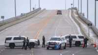badai idalia di florida Polisi memblokir pintu masuk pantai di Belleair Causeway di tengah hujan dan hembusan angin akibat Badai Idalia di Clearwater, Florida, AS, 30 Agustus 2023. (REUTERS/Adrees Latif)