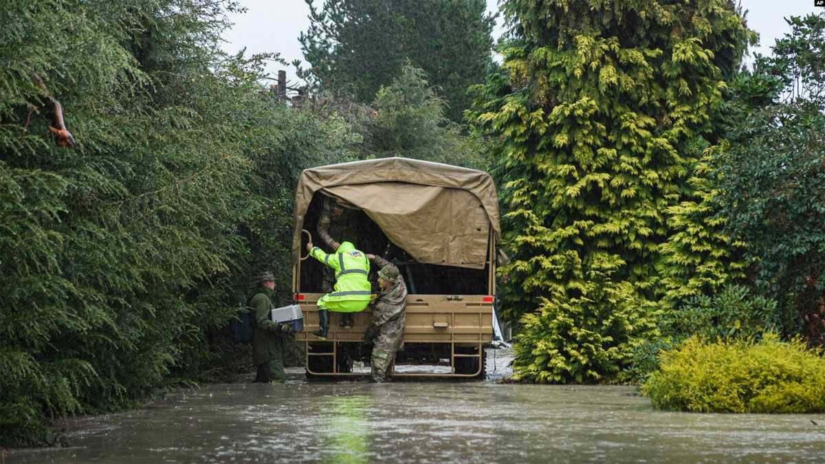 banjir di selandia baru Pasukan keamanan Selandia Baru dikerahkan untuk melakukan evakuasi keluarga yang terjebak banjir di Canterbury (foto: dok VOA).
