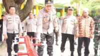 bantuan sumur bor polres karimun Kapolres Karimun AKBP Ryky W Muharram menjajal aliran air dari sumur bor, bantuan untuk Pondok Pesantren Ar Raudhah di Kecamatan Tebing, Rabu (6/9/2023). (Dok. Humas Polres Karimun)