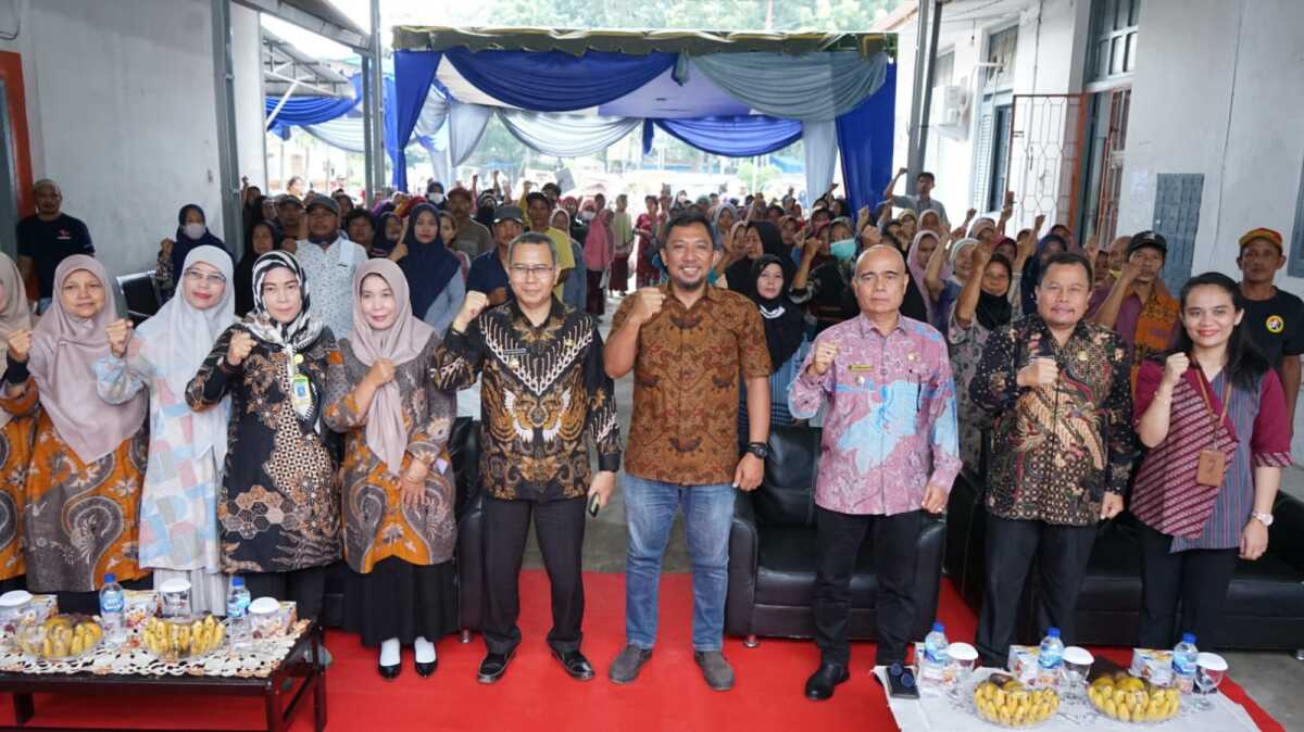 penyaluran bantuan pangan cadangan beras pemerintah tahap II termin 1 2023 kepada masyarakat di halaman Kantor Pos Kisaran, Kamis (21/09/2023) (Dok Diskominfo Asahan)