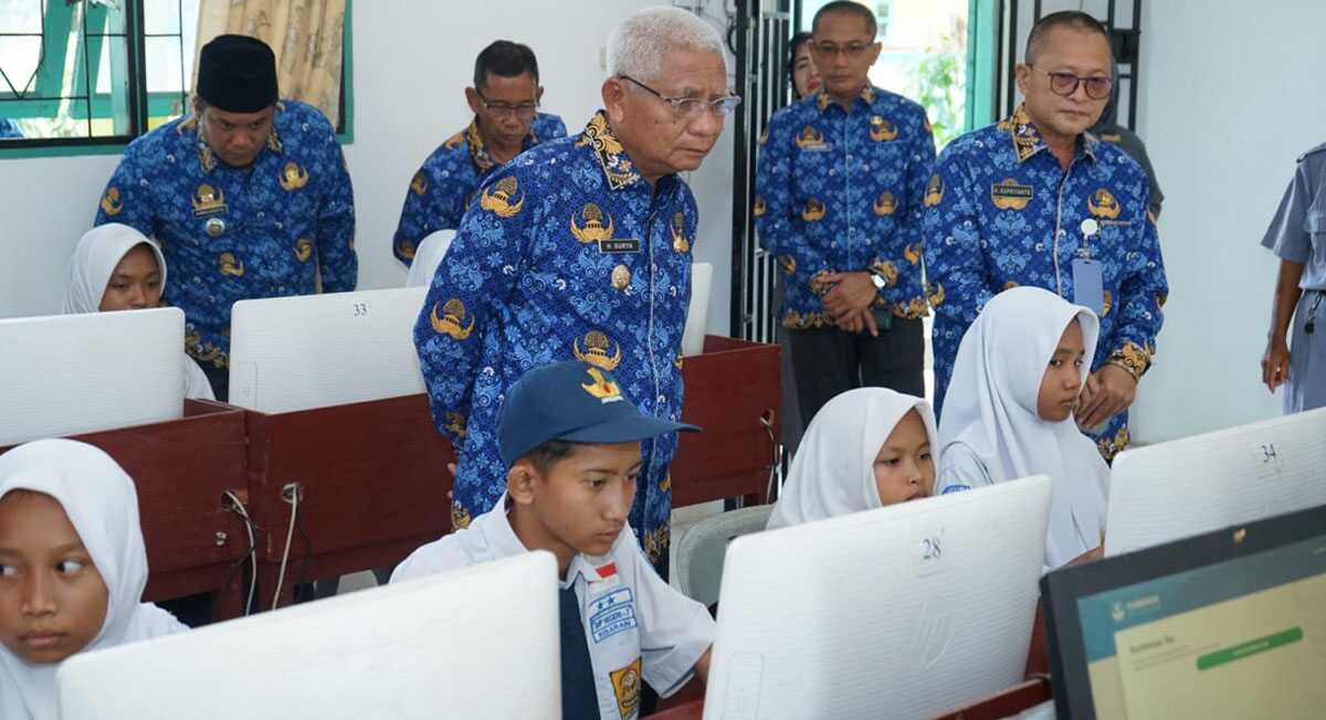 Bupati Asahan H. Surya meninjau pelaksanaan Asesmen Nasional Berbasis Komputer (ANBK) tingkat SMP di UPTD SMP Negeri 7 Kisaran, Senin (18/09/2023). (Dok Diskominfo Asahan)