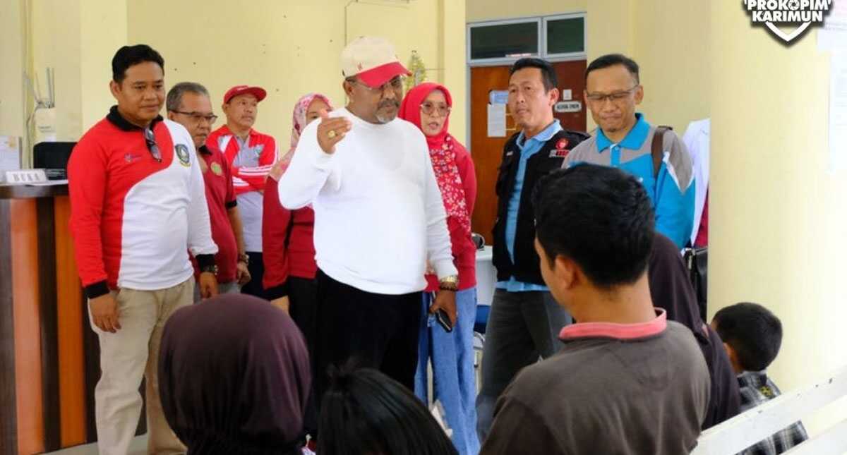 Bupati Karimun Aunur Rafiq berdialog dengan masyarakat yang hendak berobat saat meninjau RSUD Tanjungbatu, Kecamatan Kundur, Sabtu (2/9/2023). (Dok. Bagian Prokopim Setda Karimun)