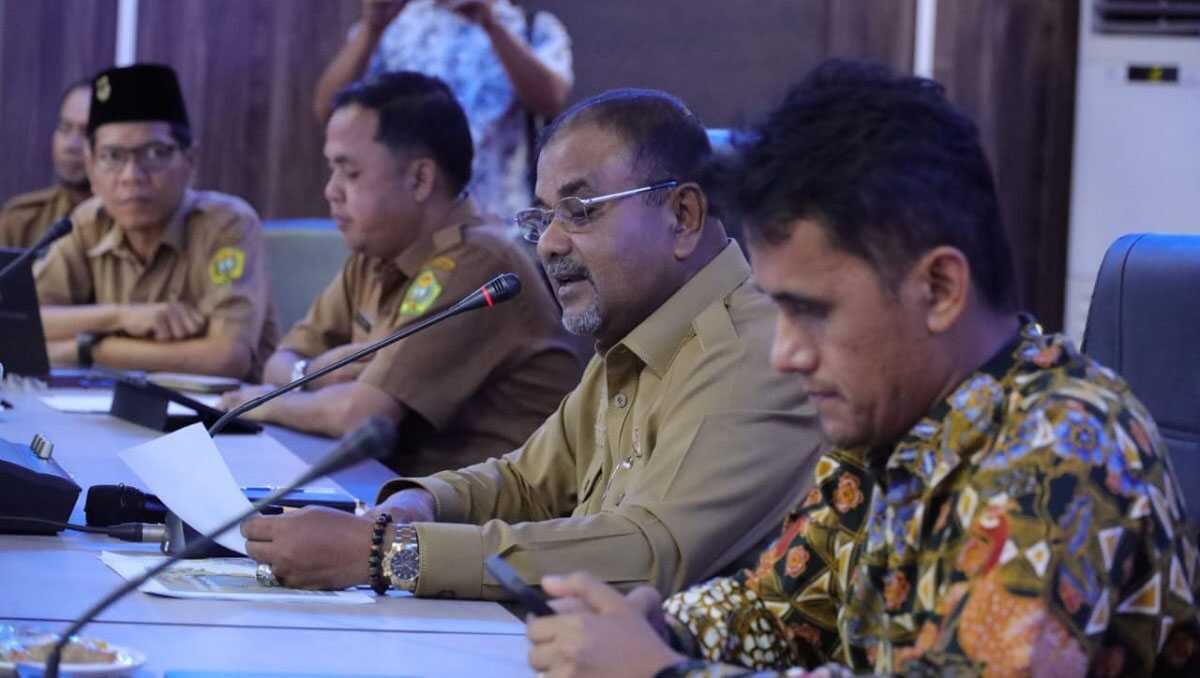 bupati rakor elpiji Bupati Karimun Aunur Rafiq membahas persoalan kelangkaan gas elpiji Kg yang kerap terjadi di pasaran, terutama di Pulau Karimun Besar di ruang rapat Cempat Putih, Kantor Bupati, Selasa (5/9/2023). (Dok. Diskominfo Karimun)