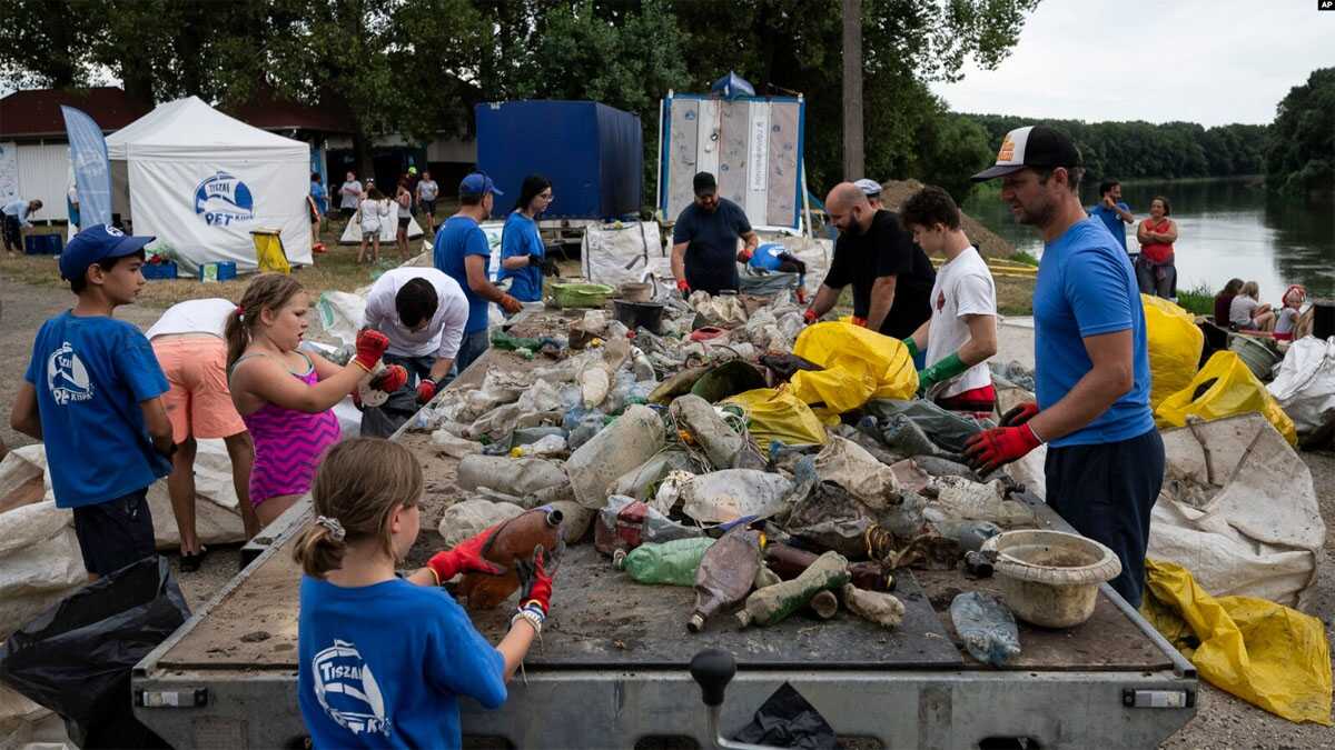 Relawan secara selektif memilah sampah yang dikumpulkan sesampainya di lokasi perkemahan pada 1 Agustus 2023. (Foto: AP)