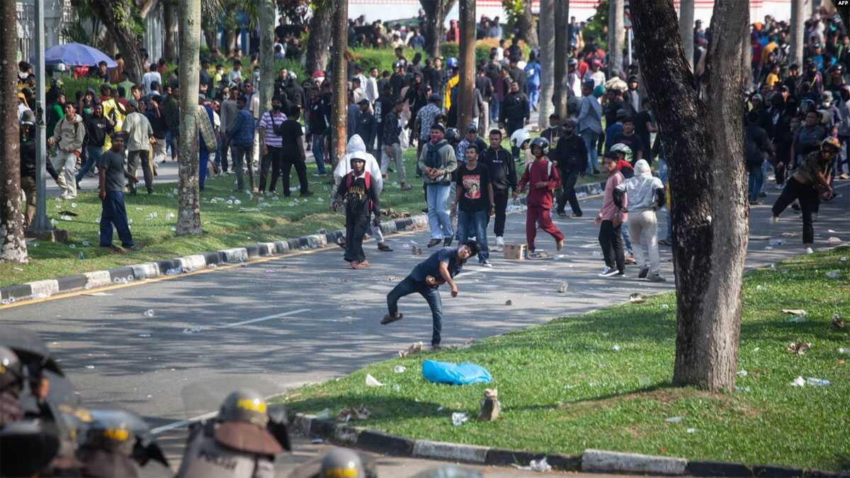 Warga melempari polisi dengan batu saat unjuk rasa memprotes rencana pemerintah untuk mengembangkan Pulau Rempang menjadi zona ekonomi yang didanai China, Batam, Kepulauan Riau, 11 September 2023. (Foto: Andaru/AFP)