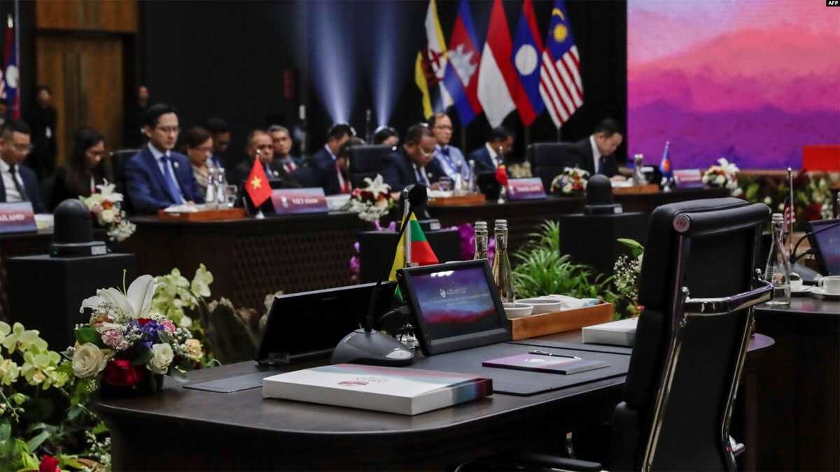 dewan komunitas politik-keamanan asean Kursi yang disediakan untuk Myanmar dibiarkan kosong pada Pertemuan Dewan Komunitas Politik-Keamanan Asean (APSC) ke-27 menjelang KTT ASEAN di Sekretariat Asean di Jakarta pada 4 September 2023. (Foto: AFP)
