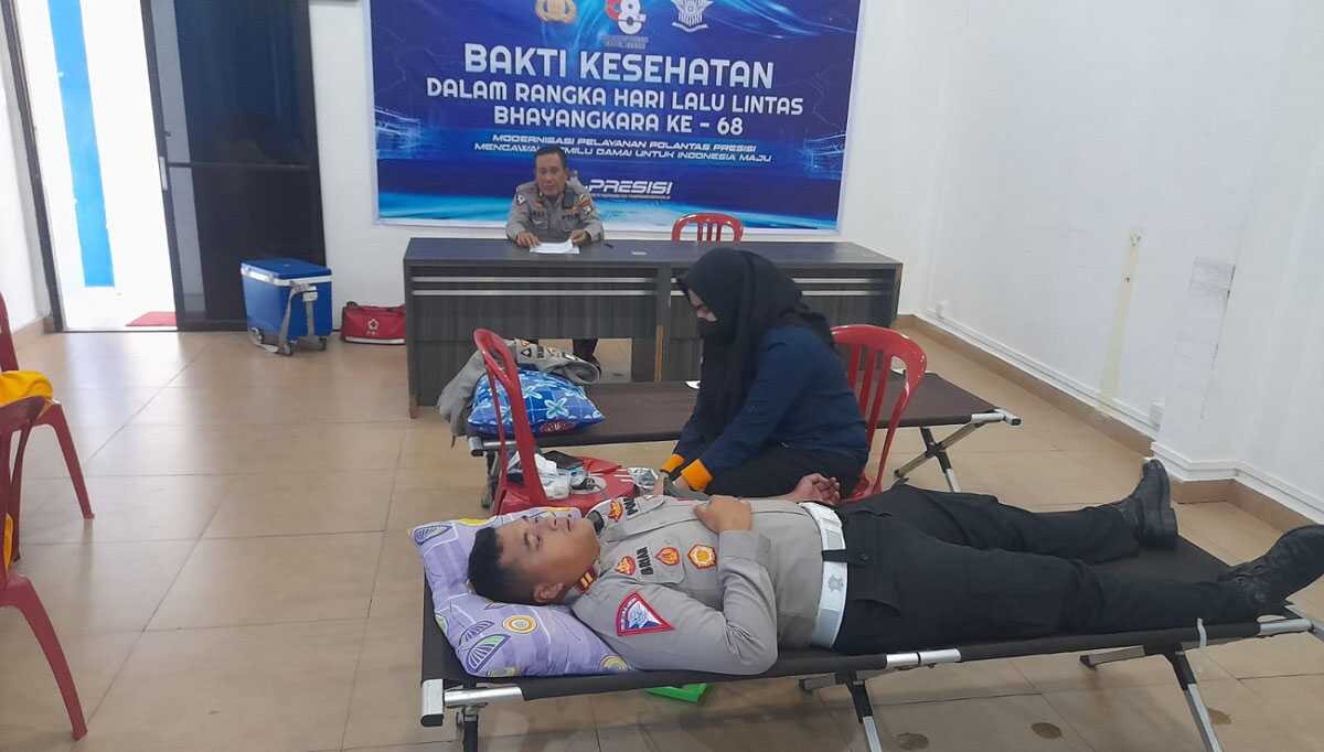 donor darah hari lalulintas Kasat Lantas Polres Karimun Iptu Dristica Brian Arya Leviantona mendonorkan darahnya dalam donor darah menyambut Hari Lalulintas Bhayangkara ke-68 di aula Satlantas Polres Karimun, Selasa (19/9/2023). (dok Humas Polres Karimun)