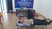 donor darah hari lalulintas Kasat Lantas Polres Karimun Iptu Dristica Brian Arya Leviantona mendonorkan darahnya dalam donor darah menyambut Hari Lalulintas Bhayangkara ke-68 di aula Satlantas Polres Karimun, Selasa (19/9/2023). (dok Humas Polres Karimun)