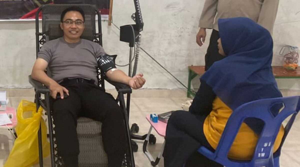 donor darah polres Bintan di kampung tangguh bebas narkoba Kepala Kepolsian Resor (Polres) Bintan AKBP Riky Iswoyo menyumbangkan darahnya dalam aksi donor darah di Kampung Tangguh Bebas Narkoba, Balai Center Perumahan Taman Surya Indah, Desa Teluk Sasah, Kecamatan Seri Kuala Lobam, Sabtu (23/9/2023). (Dok Humas Polres Bintan)