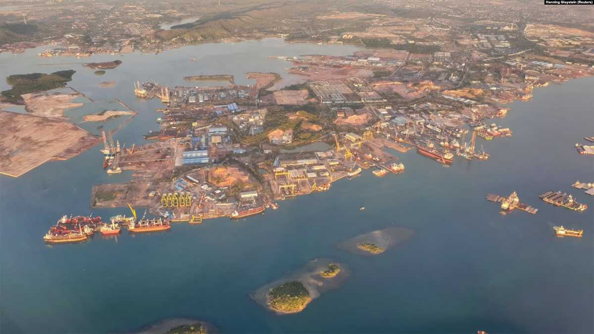 Pemandangan galangan kapal di Batam, terlihat melalui jendela pesawat, 3 April 2019. (Foto: REUTERS/Henning Gloystein)